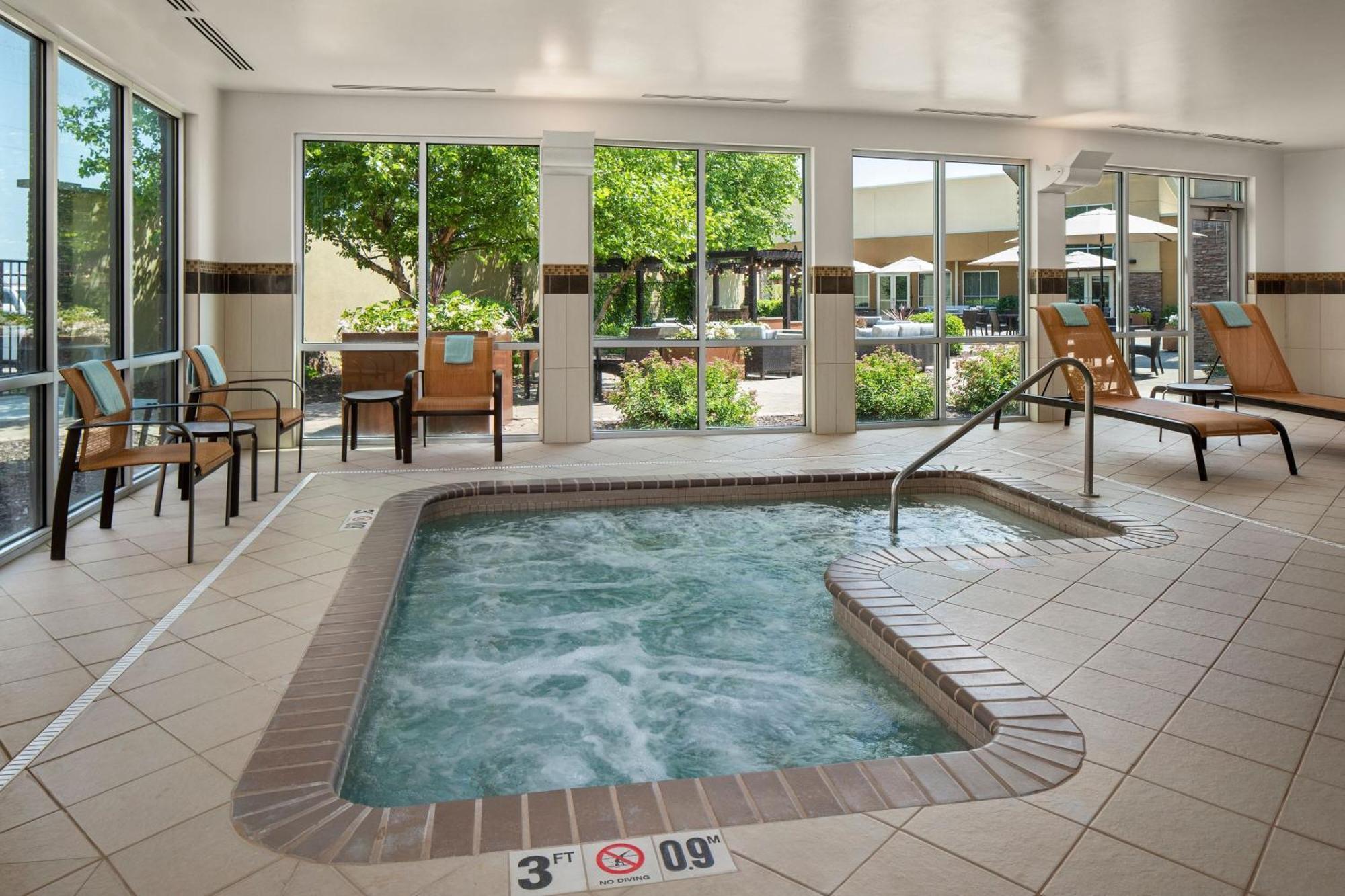 Courtyard Mankato Hotel & Event Center Экстерьер фото