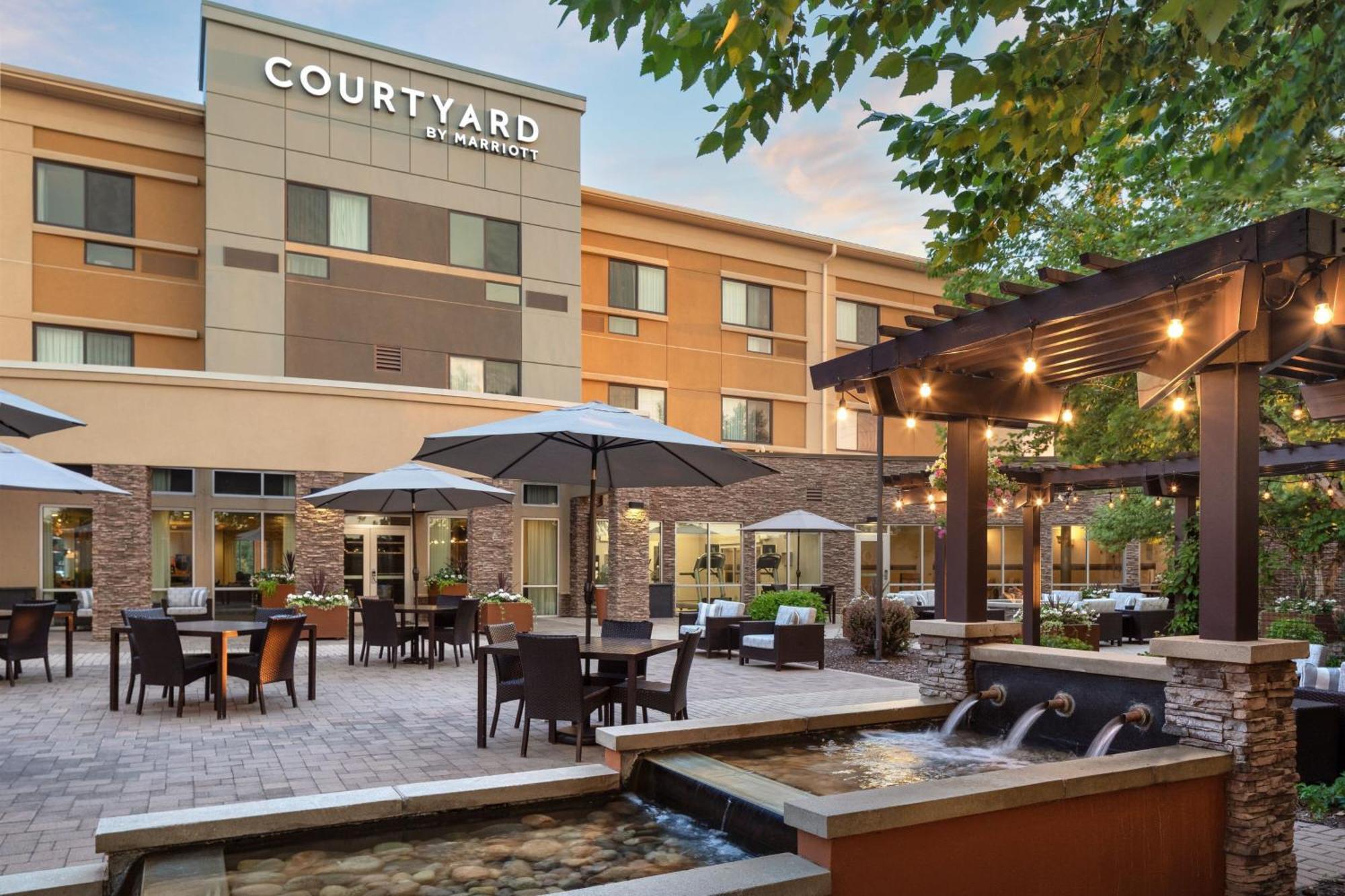 Courtyard Mankato Hotel & Event Center Экстерьер фото