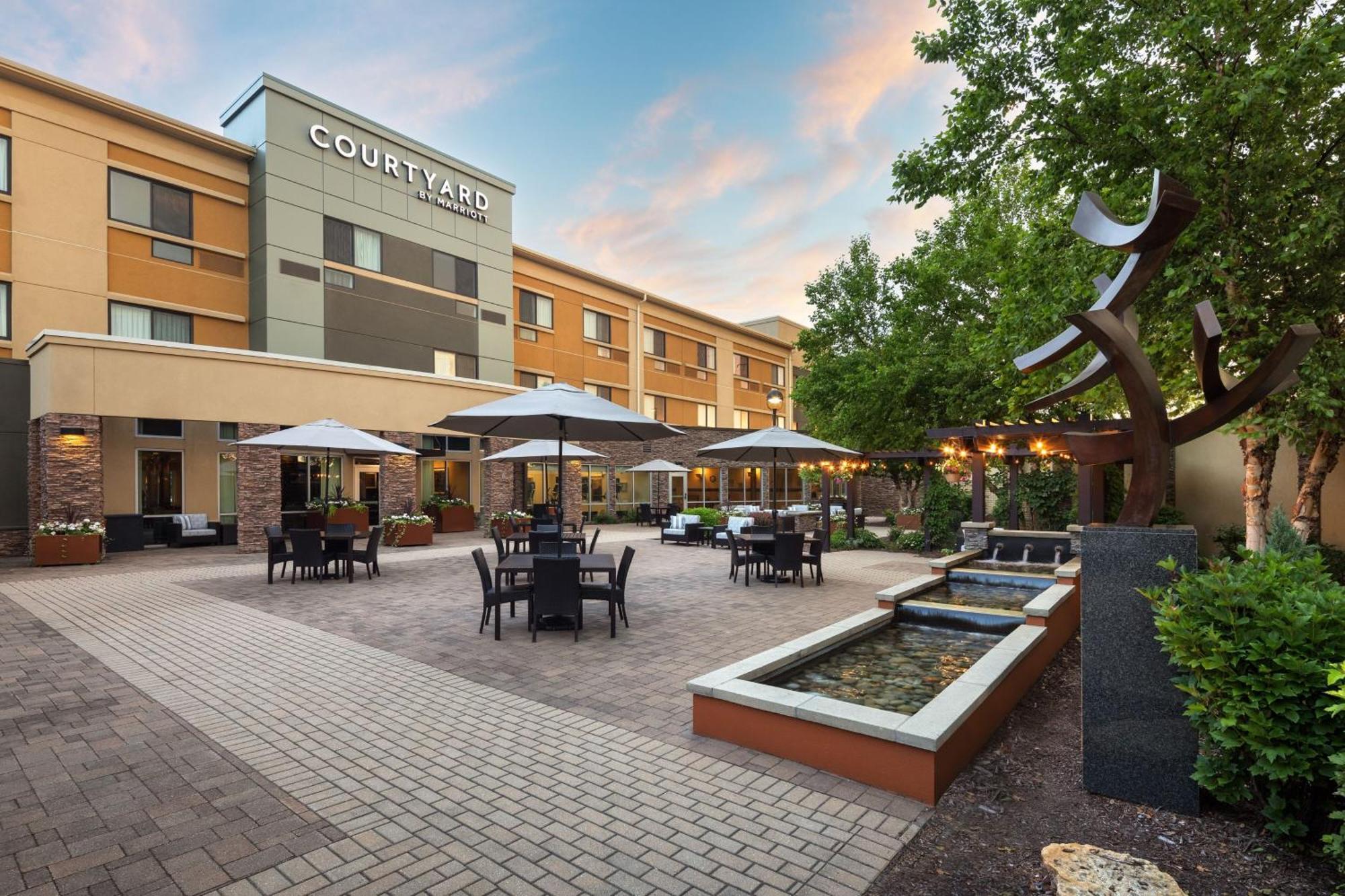 Courtyard Mankato Hotel & Event Center Экстерьер фото